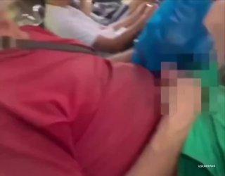 🙈Мужчина показал свой половой орган школьнице в автобусе во Владивостоке