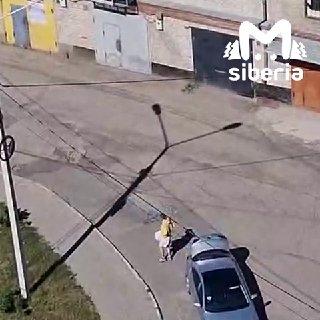 Томич не стал ждать рабочих и самостоятельно засыпал дыры на дороге.