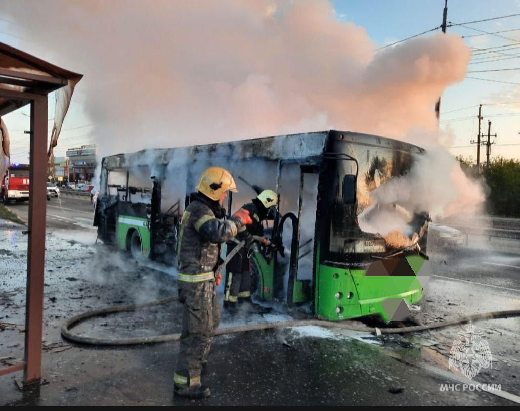 В Иркутске сотрудники МЧС России ликвидировали пожар на улице Трактовой На...