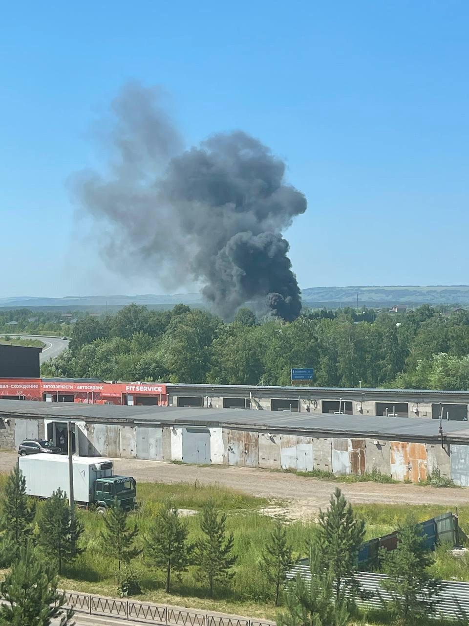 Под Сосновоборском огонь охватил популярную базу отдыха «Медвежья берлога». В...