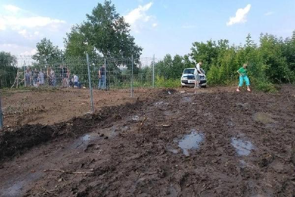 На Северо-Чемском из-за стройки парка «Чемской берег» снесли лестницу к...