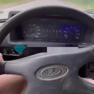«Тормозов нет, я его все ебал»: чел решил записать обзор своей ласточки Нивы, но от разваленного корыта отказалось даже правое колесо