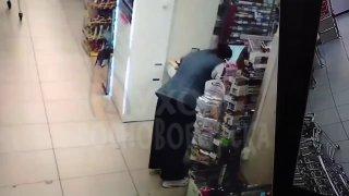 Нетрезвый железногорец пришел в гастроном в короткой куртке на голое тело