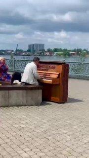 Особенная атмосфера на бульваре Гагарина в Иркутске 🇷🇺 Источник: ЧП Иркутск
