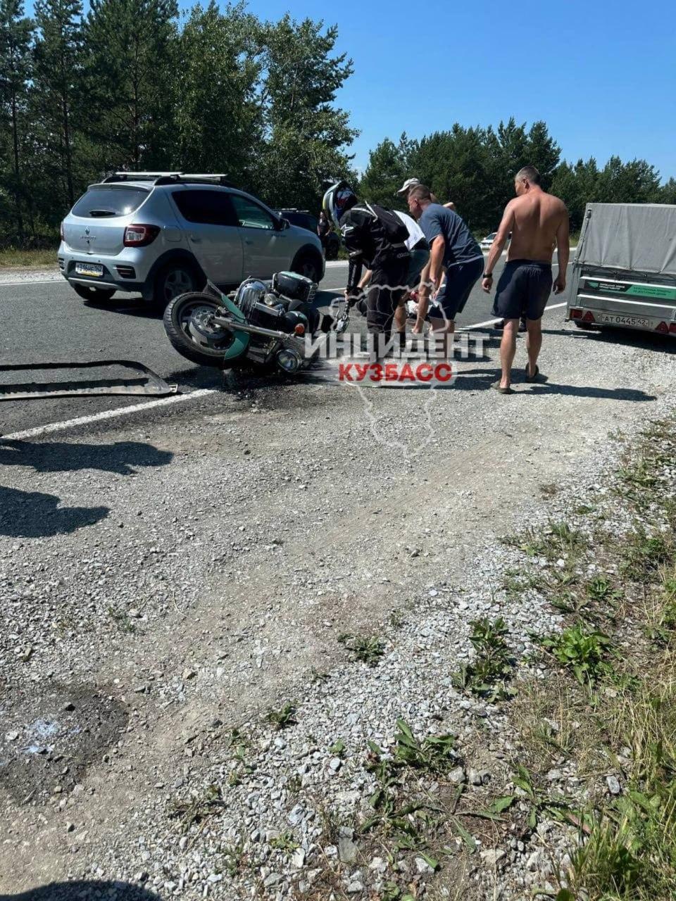 Мотоциклист и пассажирка пострадали в ДТП под Кемеровом