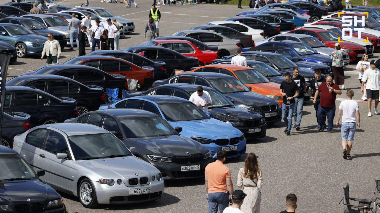 Два рекорда России установили сотни водителей BMW в честь 50-летнего юбилея легендарной «трёшки»