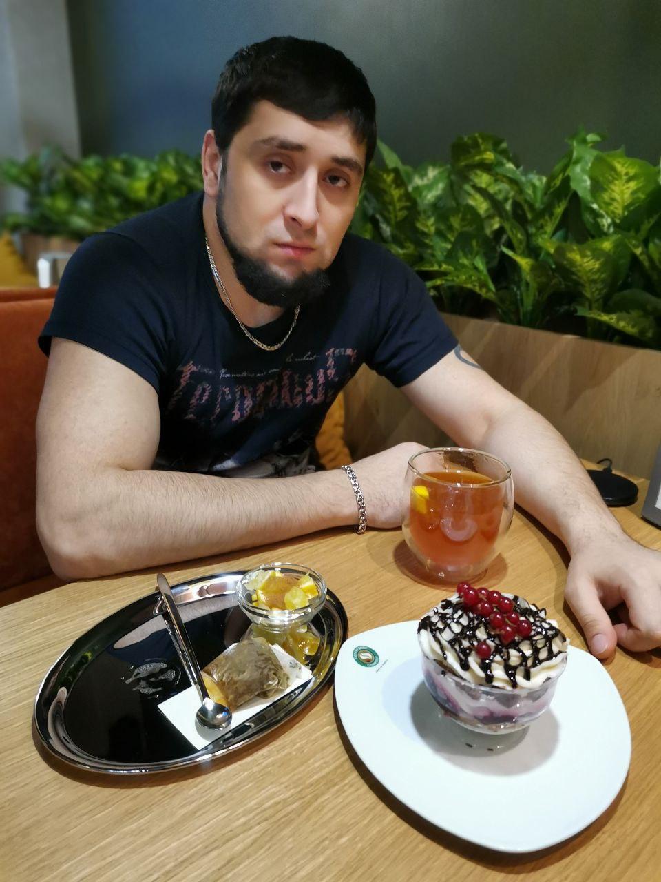 В Сургуте местный блогер держит льва на заброшенном участке в ужасных условиях.