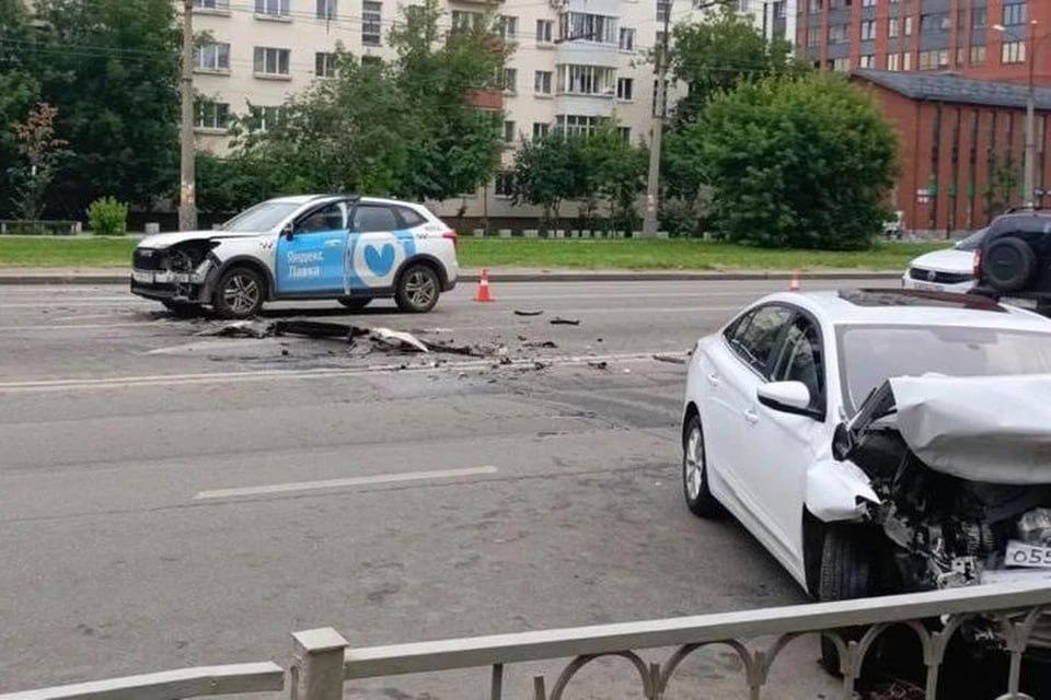 На улице Челюскинцев водитель протаранил три машины и скрылся, бросив автомобиль