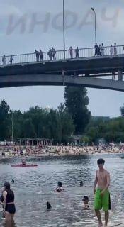 «Емае! Всплывай давай!» На киевском пляже парень решил прыгнуть с моста в...