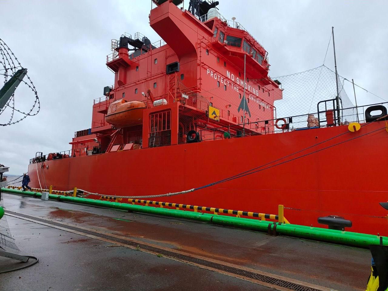 Утечка аммиака произошла на танкере в Усть-Луге .