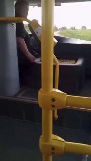 Водитель жёстко избил и выгнал школьницу из автобуса, подумав, что она не заплатила за проезд. На самом деле ему просто не пришло уведомление об оплате из-за отключений интернета в регионе