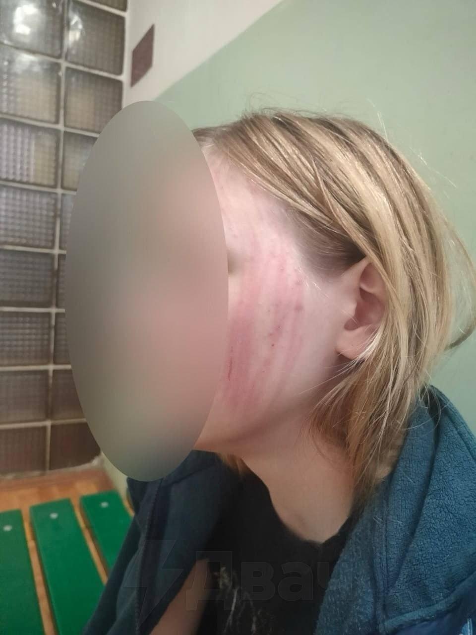 Водитель жёстко избил и выгнал школьницу из автобуса, подумав, что она не заплатила за проезд. На самом деле ему просто не пришло уведомление об оплате из-за отключений интернета в регионе