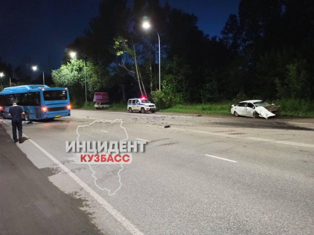 Жесткое ДТП произошло вчера в Новокузнецке: на повороте легковушка на...
