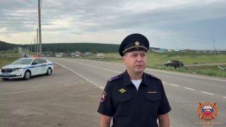 Сотрудники Госавтоинспекции разбираются в обстоятельствах ДТП, в результате которого погиб мужчина