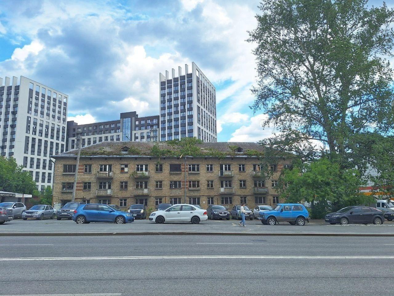 В Екатеринбурге подготовили к сносу дом на Восточной.
