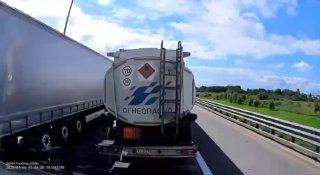 В Петербурге обочечник угрожал водителю пистолетом из-за того, что тот его не пропустил…