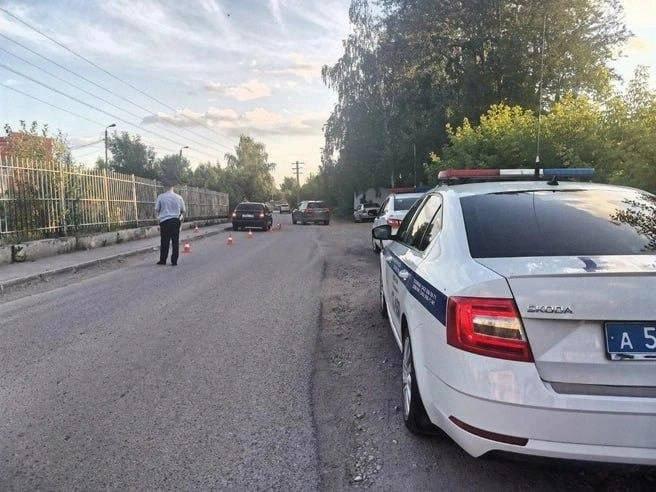 Под Екатеринбургом автомобиль сбил подростка на тротуаре По словам матери...