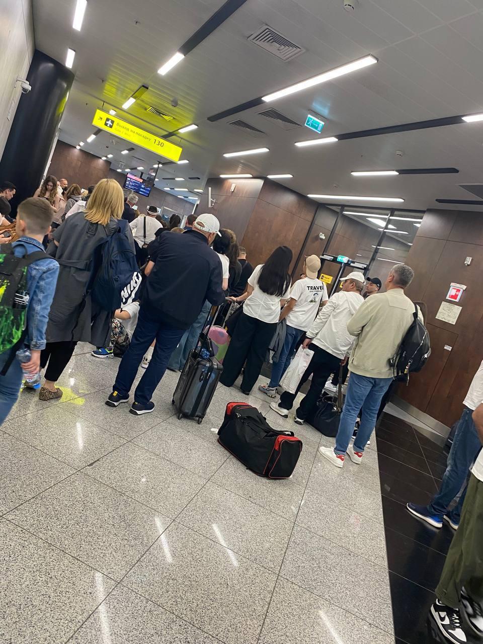 В аэропорту Шереметьево после коллапса остались задержаниями 40 рейсов.