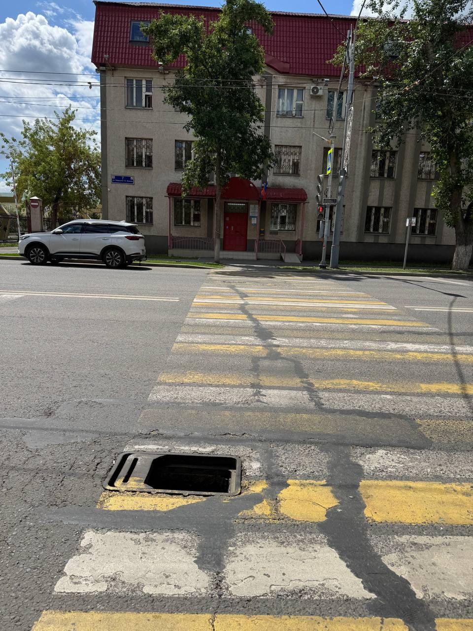 Вот такая глубокая яма на ул. Маршала Жукова. Если кто попадет в нее колесом,...