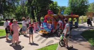Вчера в парке Ленина перевернулся детский паровозик