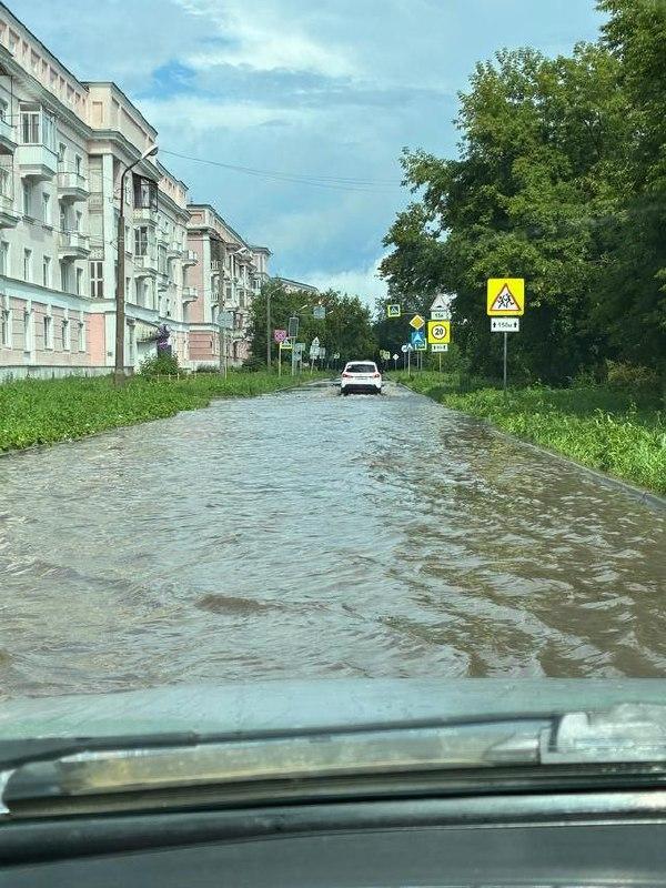 В Каменске-Уральском после вчерашнего ливня случился потоп.