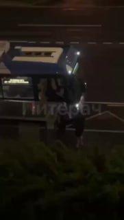 Молодые девушки избили женщину-водителя троллейбуса в Петербурге.