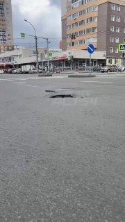 Яму, в которой может спрятаться человек, нашли на одной из улиц Новосибирска