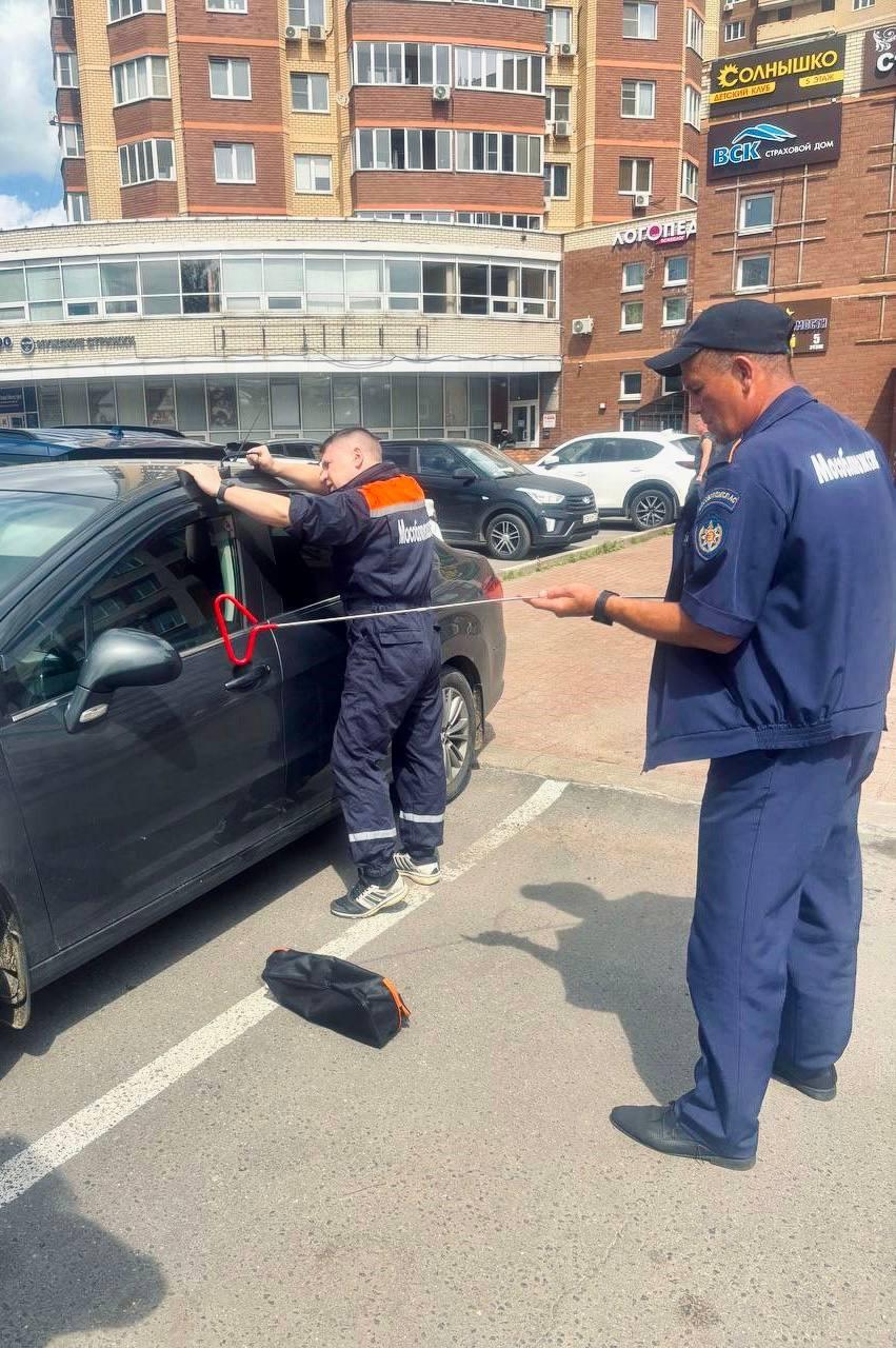 В Солнечногорске женщина посадила сына в автокресло, закрыла дверь и пошла на...