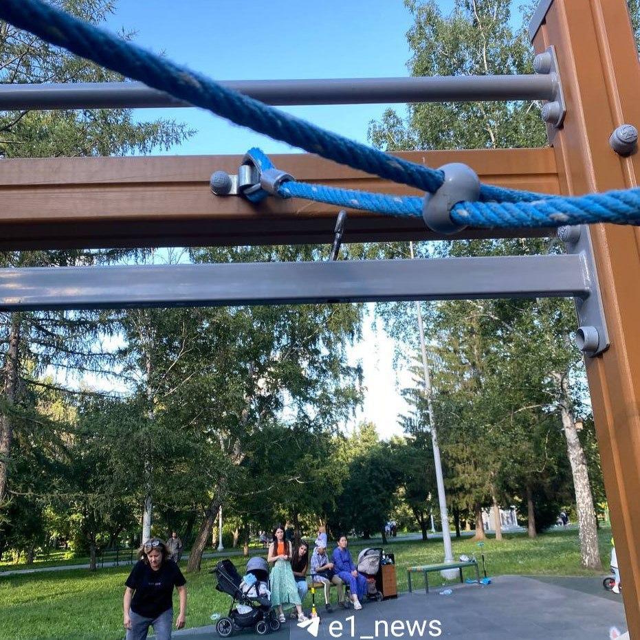 В Екатеринбурге маленькая девочка получила травмы во время прогулки в парке