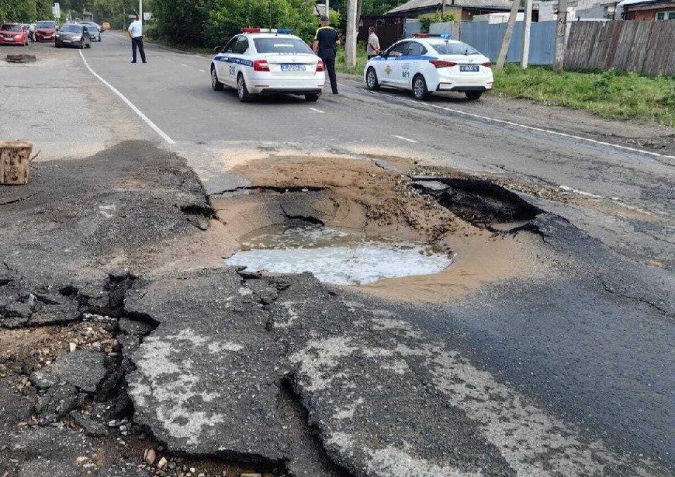 Власти Новокузнецка сообщили о перекрытии дороги из-за аварии на сетях