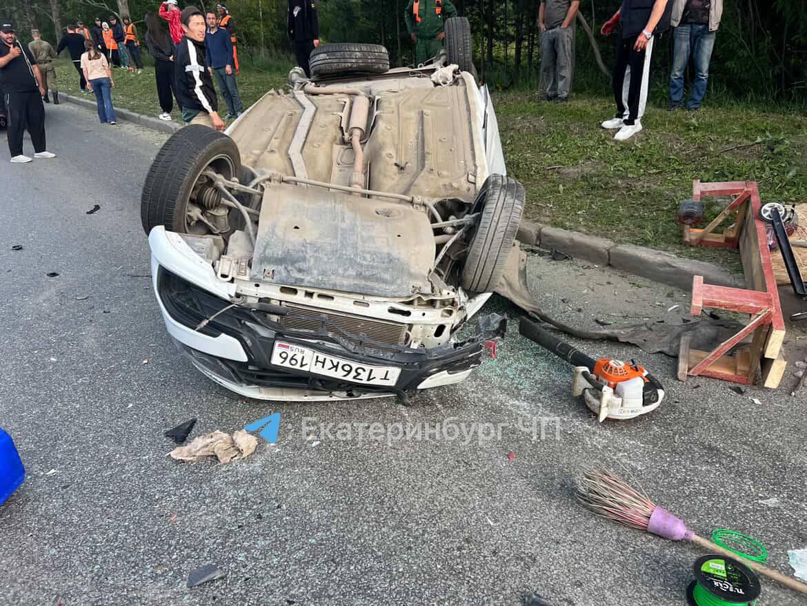 На Объездной двое парней сыграли в шашки прямо в Газель Всех вытащили, живы....