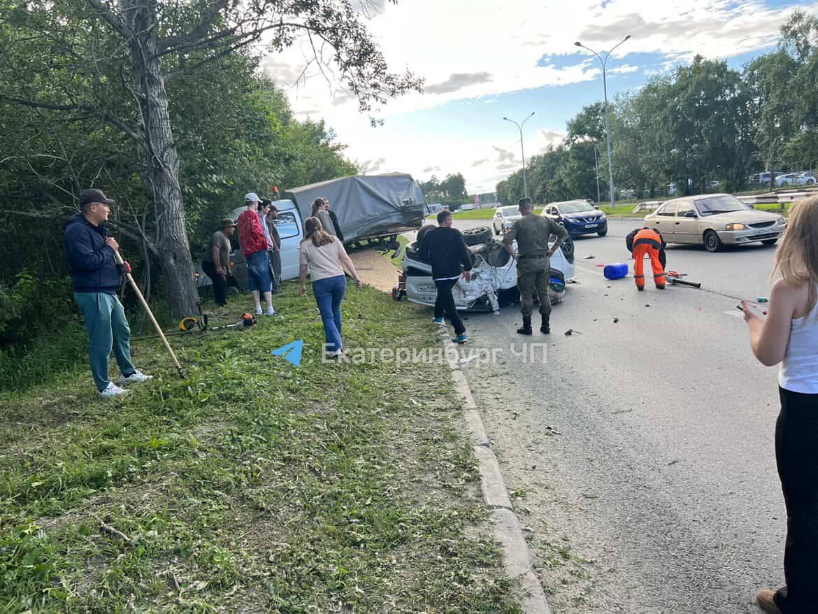 На Объездной двое парней сыграли в шашки прямо в Газель Всех вытащили, живы....