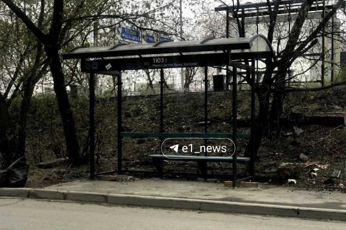 Остановка «ТЮЗ» неожиданно оказать на Шарташе: В Екатеринбурге вместо снесённых установили старые остановки из центра города