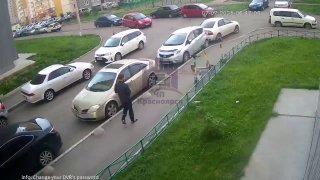 Борец за правильную парковку самокатов, улица Ольховая, 12. Всё правильно...