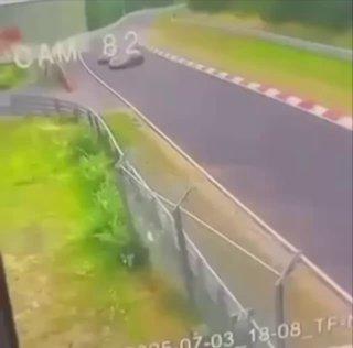 В Германии на бывшей трассе «Формулы-1» во время платного заезда Porsche 911...