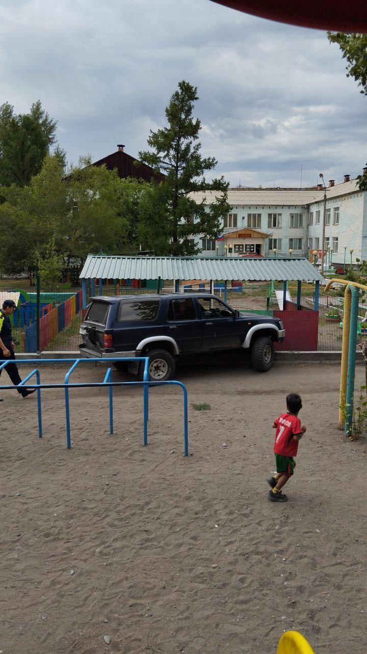 Внедорожник въехал в забор садика. Как сообщают подписчики, в машине было 3...