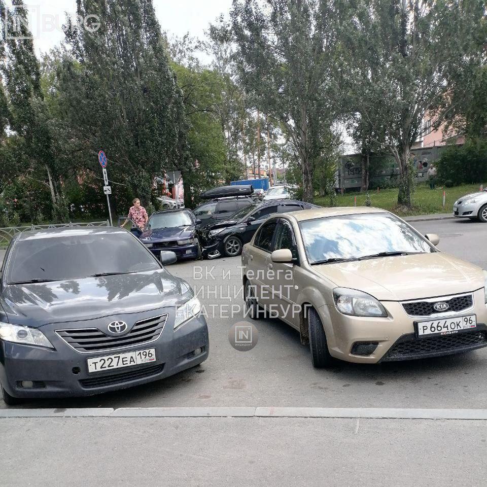 На перекрёстке Ясная - Волгоградская не поделили дорогу две легковушки...