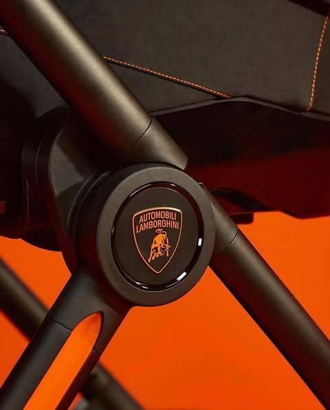Lamborghini представила детскую коляску Reef AL Arancio за $5 тысяч (₽400 тысяч) — лимитированная модель выполнена в стиле культовых суперкаров бренда.