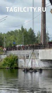 Лексус вытащили из воды в Нижнем Тагиле