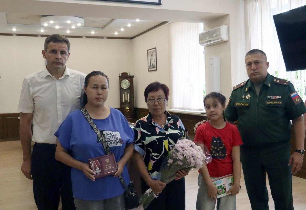 Ордена Мужества и медаль Жукова вручены семьям героев в Абакане.