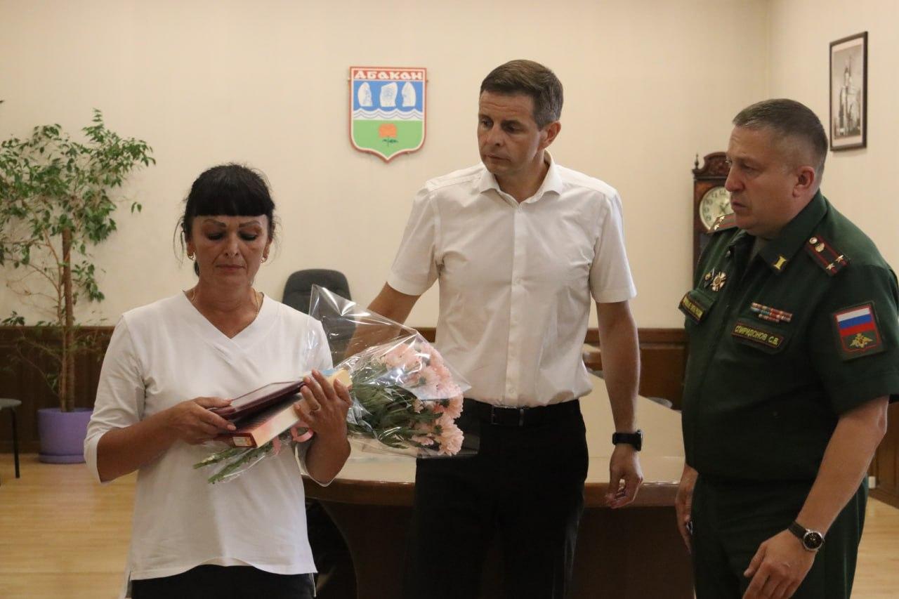 Ордена Мужества и медаль Жукова вручены семьям героев в Абакане.