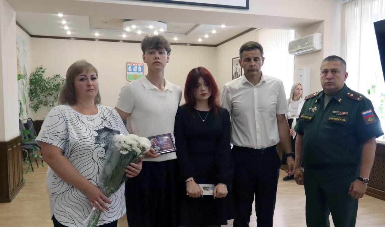 Ордена Мужества и медаль Жукова вручены семьям героев в Абакане.