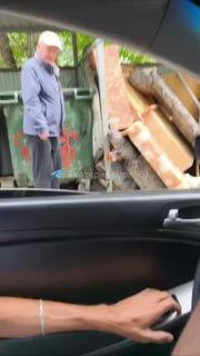 На Волгоградской мужичок хотел поджечь мусорку, но его остановили