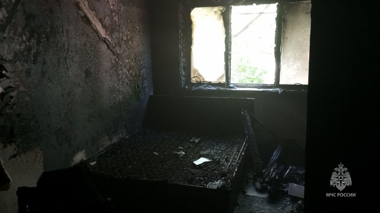 Пожарные МЧС России спасли 15 человек в жилом доме Красноярска