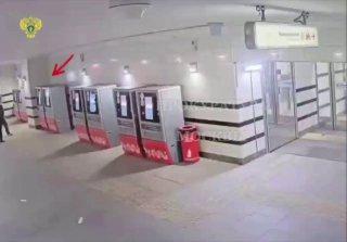 В переходе станции «Беломорская» пассажирка забыла свой телефон на терминале...