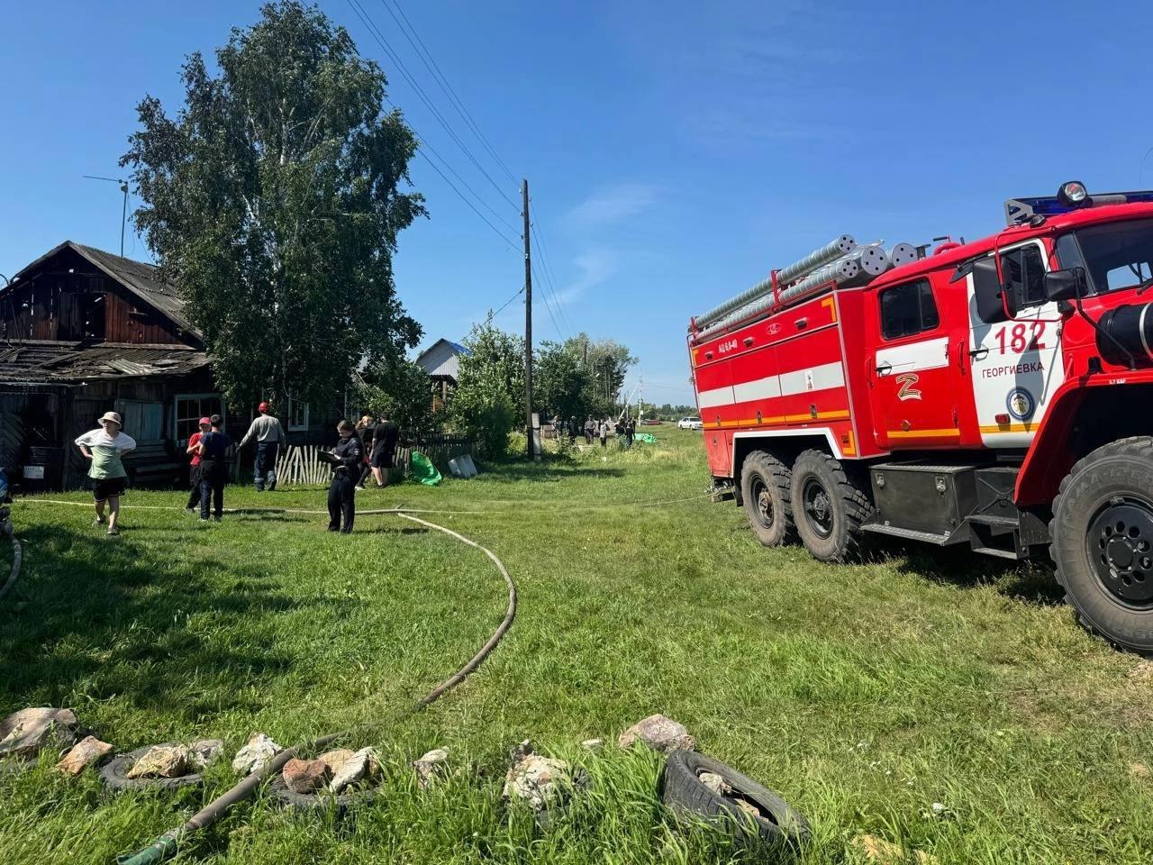 Спасатели рассказали подробности пожара в деревне Арефьевка: огнём повреждены...