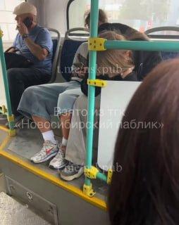 В 3 автобусе парню видимо стало скучно и он решил напустить слюней на пол 🌇...