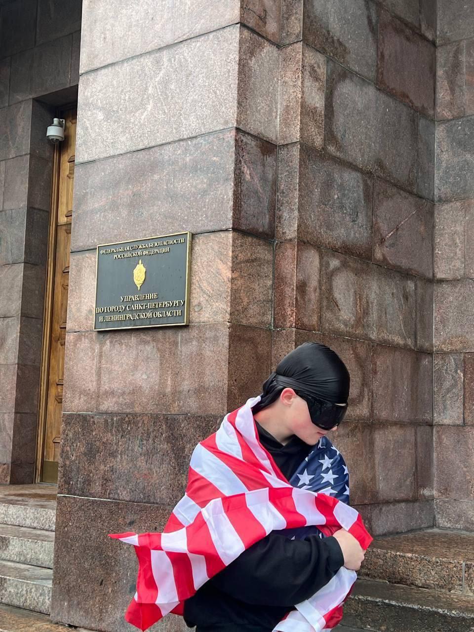 В Санкт-Петербурге зумеры решили устроить фотосессию с флагом США прямо у...