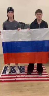 В Санкт-Петербурге зумеры решили устроить фотосессию с флагом США прямо у...