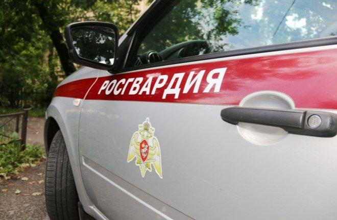 В брянской гостинице муж пытался задушить жену, на помощь несчастной прибыли росгвардейцы